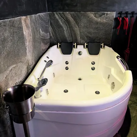 - Jacuzzi Apartment *