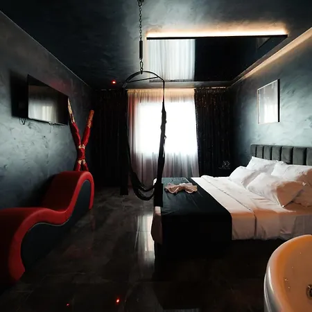 - Jacuzzi Апартаменты
