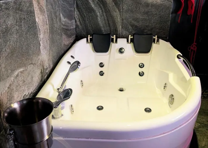 - Jacuzzi Апартаменты *