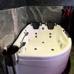 - Jacuzzi Apartman *